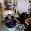 Krasnoludki w salonie fryzjerskim